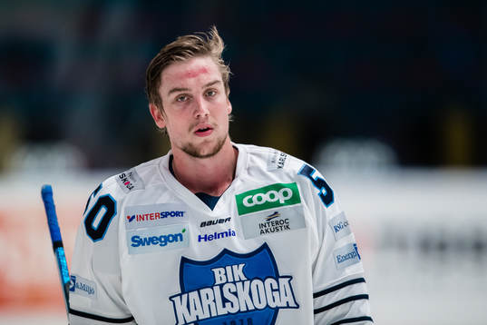 Karlskogas Viktor Lang innan ishockeymatchen i