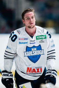 Karlskogas Viktor Lang innan ishockeymatchen i