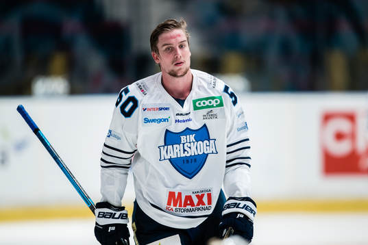 Karlskogas Viktor Lang innan ishockeymatchen i