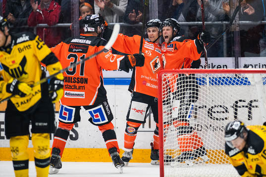 Karlskronas Niklas Johansson jublar med lagkamrater