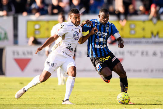 Sirius Moses Ogbu och Östersunds Noah Sonko Sundberg i närkamp
