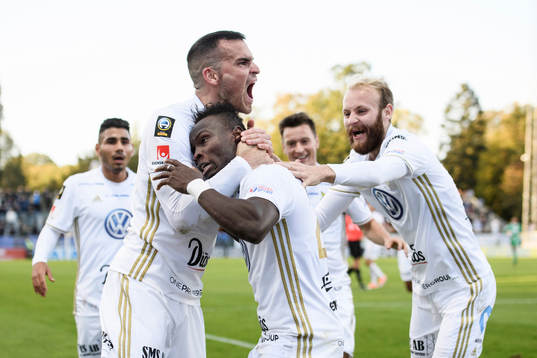 Östersunds Samuel Laryea Mensiro jublar tillsammans med Dino Islamovic efter att ha gjort 0-1