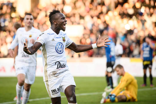Östersunds Samuel Laryea Mensiro jublar efter 0-1