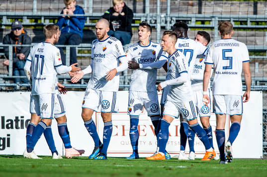Djurgårdens Kerim Mrabti jublar med lagkamraterna efter 0-1