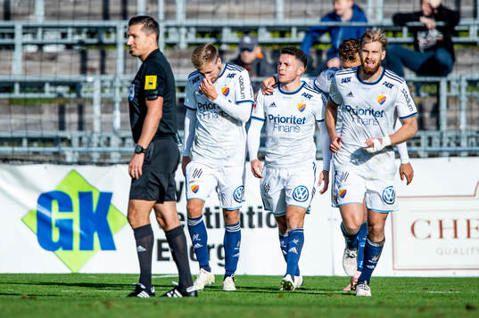 Djurgårdens Kerim Mrabti jublar med lagkamraterna efter 0-1