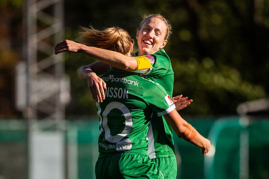 Hammarbys Emma Jansson kramas om av Olga Ekblom efter 1-0