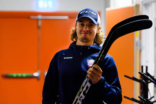 Linköpings Adam Brodecki före ishockeymatchen i SHL