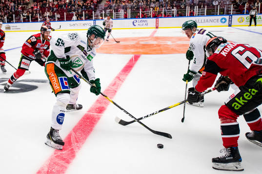 Färjestads Linus Johansson och Gustav Rydahl i kamp om
