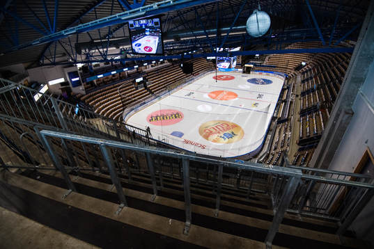 Interiör vy över Kinnarps Arena med bortasektionen i