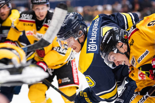 s Didrik Strömberg och Luleås Johan Forsberg i kamp om