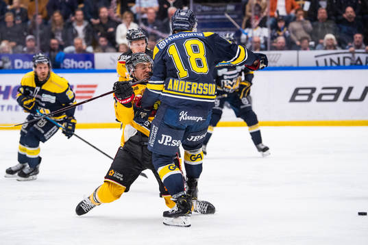 s Joakim Andersson i kamp om pucken