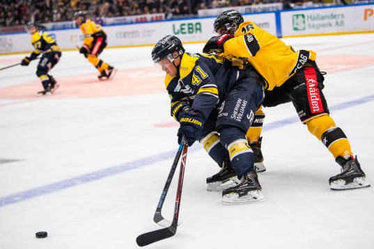 s Johan Johnsson och Luleås Niklas Olausson i kamp om