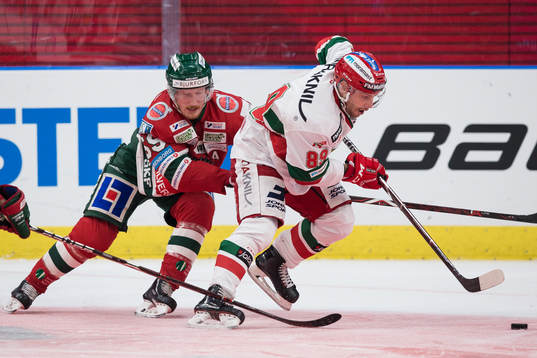 Frölundas Simon Hjalmarsson mot Moras Ryan Johnston