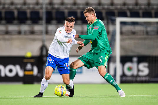 Norrköpings Henrik Castegren och Dalkurds Eero Markkanen i kamp om bollen