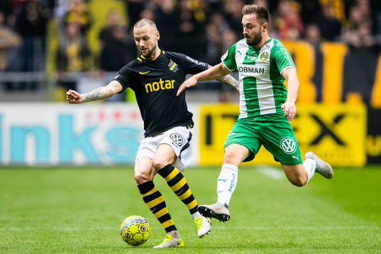 s Joel Ekstrand och Hammarbys Muamer Tankovic under fotbollsmatchen i Allsvenskan mellan AIK och Hammarby den 23 september 2018 i Stockholm. 