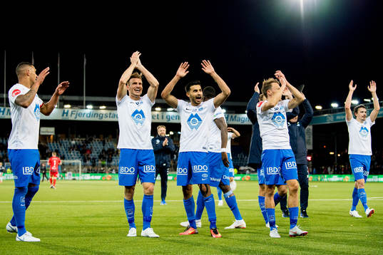 Etzaz Hussain and the players of Molde celebrate