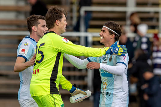  Gefles målvakt Mattias Hugosson och Melvin Mårtensson Almevid jublar