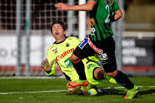  Gefles målvakt Mattias Hugosson