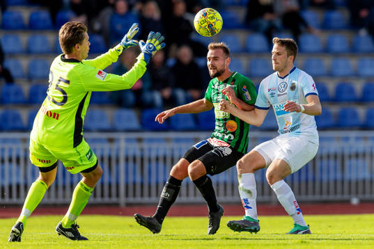 Varbergs Perparim Beqaj mot Gefles målvakt Mattias Hugosson och Jesper Björkman