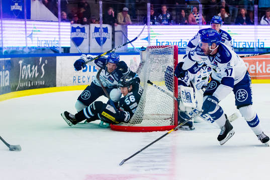 Leksands Mattias Nilsson och Karlskogas Fredrik Forsberg i