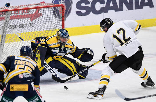 Panterns Robin Dahse utmanar Södertäljes målvakt George