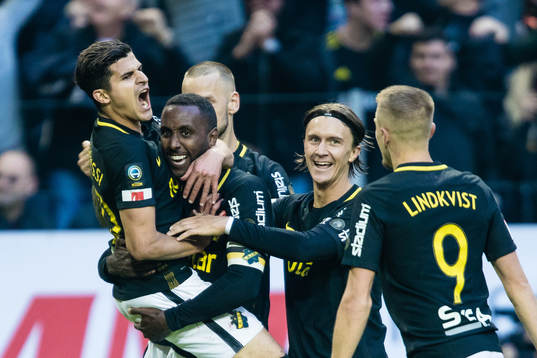 s Henok Goitom jublar med Tarik Elyounoussi , Kristoffer Olsson och Rasmus Lindkvist efter 1-0 under fotbollsmatchen i Allsvenskan mellan AIK och Hammarby den 23 September 2018 i Stockholm. 