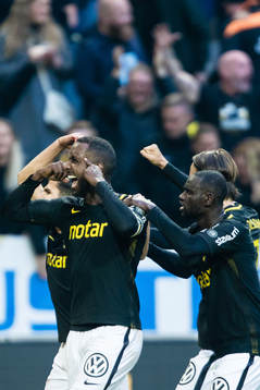 s Henok Goitom jublar med Tarik Elyounoussi och Enoch Kofi Adu efter 1-0 under fotbollsmatchen i Allsvenskan mellan AIK och Hammarby den 23 September 2018 i Stockholm. 