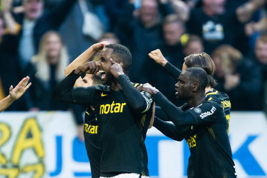 s Henok Goitom jublar med Tarik Elyounoussi och Enoch Kofi Adu efter 1-0 under fotbollsmatchen i Allsvenskan mellan AIK och Hammarby den 23 September 2018 i Stockholm. 
