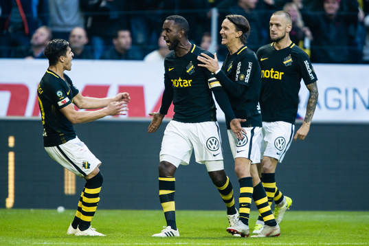 s Henok Goitom jublar med Tarik Elyounoussi , Kristoffer Olsson och Alexander Milosevic efter 1-0 under fotbollsmatchen i Allsvenskan mellan AIK och Hammarby den 23 September 2018 i Stockholm. 