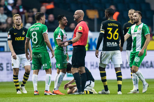 Hammarbys Jiloan Hamad och Jeppe Andersen diskuterar med domare Stefan Johannesson