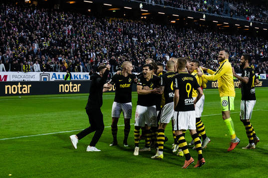 s Tarik Elyounoussi , Robin Jansson , Rasmus Lindkvist jublar med lagkamrater framför publiken efter fotbollsmatchen i Allsvenskan mellan AIK och Hammarby den 23 September 2018 i Stockholm. 