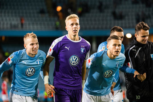 Malmö FFs målvakt Walter Viitala tackar publiken