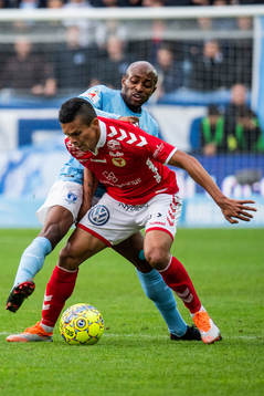 Malmö FFs Arnór Ingvi Traustason i kamp om bollen med