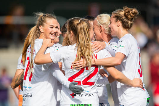 Rosengårds spelar jublar efter Glodis Perla Viggosdottir gjort 1-0