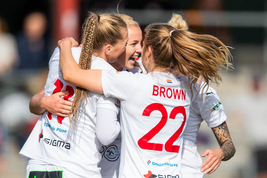 Rosengårds Glodis Perla Viggosdottir blir omkramad av