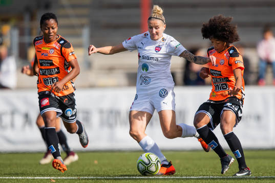 Kristianstads Ogonna Chukwudi och Evelina Duljan i en duell mot Rosengårds Anja Mittag