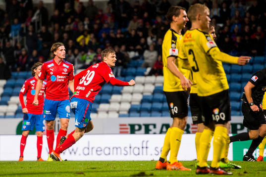 Helsingborgs Andri Runar  Bjarnason jublar efter att han gjort 1-0 på övertid