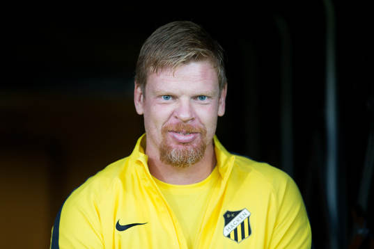 Häckens målvakt Christoffer Källqvist på väg in för att värma upp innan fotbollsmatchen i allsvenskan mellan Häcken och IFK Göteborg den 24 september 2018 i Göteborg.