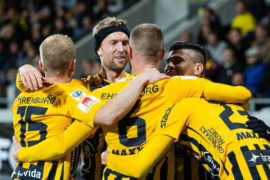 Häckens Viktor Lundberg (till höger) jublar med Kari Arkivuo, Rasmus Lindgren, Alexander Faltsetas och Paulinho efter att han gjort 4-0-målet