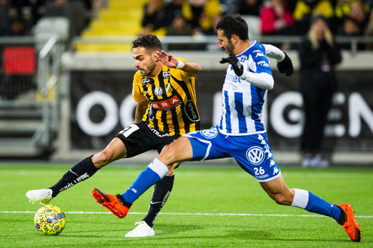 Häckens Mervan Celik och IFK Göteborgs André Calisir i kamp om bollen