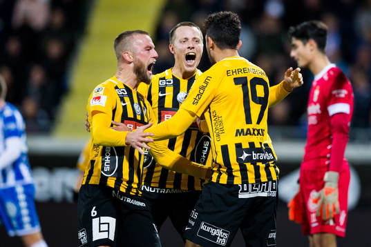 Häckens Daleho Irandust jublar ihop med Alexander Faltsetas och Viktor Lundberg efter 2-0