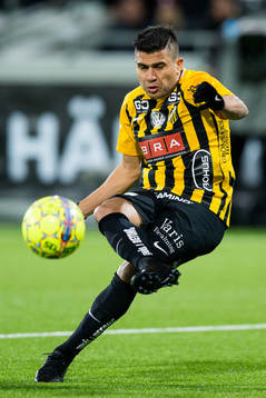 Häckens Paulinho skjuter ett skott