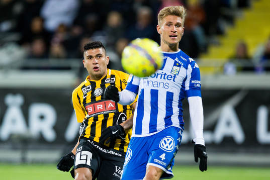 Häckens Paulinho skjuter ett skott runt IFK Göteborgs Carl Starfelt