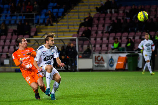 AFC Eskilstunas Christian Miljevic med målchans bakom