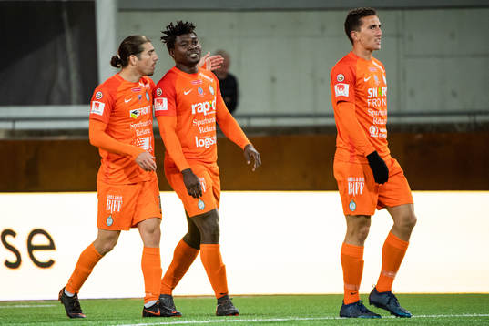 AFC Eskilstunas Christian Miljevic, Onyedikachkwu Samuel Nnamani och Adnan Kojic jublar efter 1-0