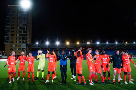AFC Eskilstunas spelare jublar