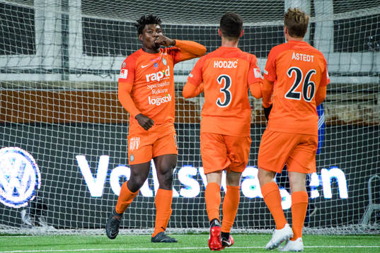 AFC Eskilstunas Onyedikachkwu Samuel Nnamani jublar med Kadir Hodzic och Robert Åstedt efter 1-0