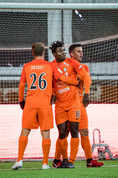 AFC Eskilstunas Onyedikachkwu Samuel Nnamani jublar med Kadir Hodzic och Robert Åstedt efter 1-0