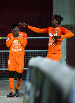AFC Eskilstunas Ousmane Camara och Onyedikachkwu Samuel Nnamani jublar efter 2-0