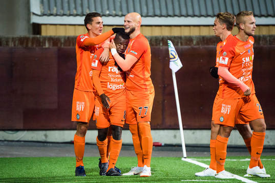 AFC Eskilstunas spelare jublar med Ousmane Camara efter 3-0